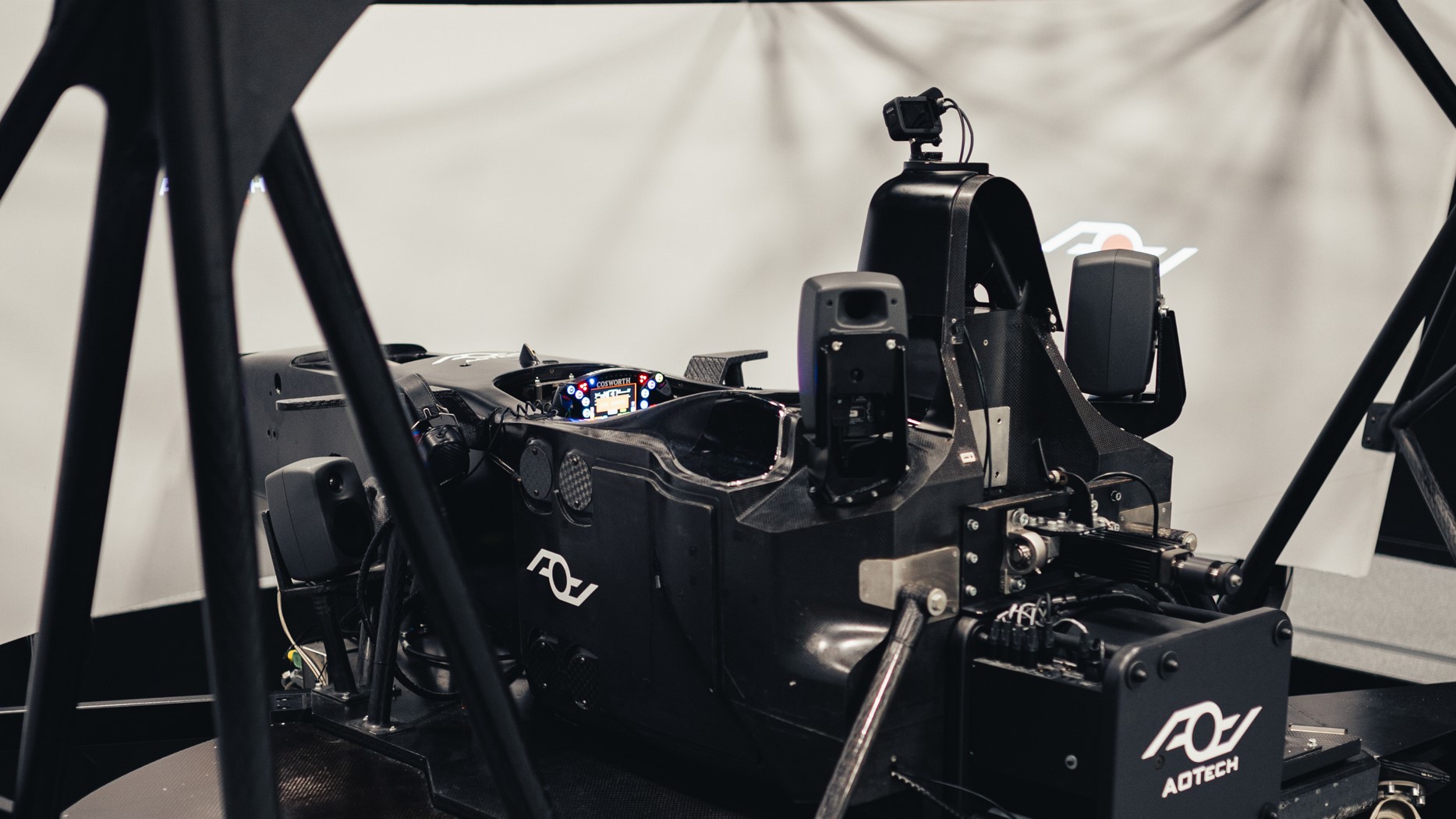 All essential information for high-level driving is effectively conveyed to the drivers. The simulator offers the possibility to use two different mock-ups : a genuine single-seater carbon chassis or an actual GT carbon tub, resulting in a versatile and lightweight platform that delivers exceptional dynamic performance. This setup provides a highly realistic and responsive experience, significantly enhancing driver training and skill development.